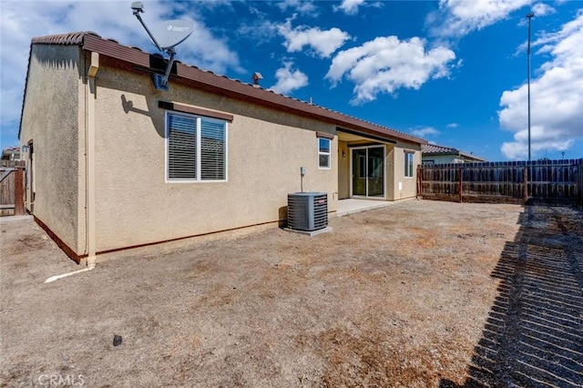 860 Fritz Dr, Los Banos, CA 93635 - rear view of house featuring a fenced backyard, stucco siding, and a patio