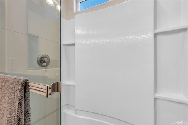 860 Fritz Dr, Los Banos, CA 93635 - bathroom featuring a shower