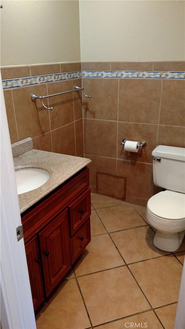 545 Chestnut Ave Unit 207, Long Beach, CA 90802 - half bath featuring vanity, tile walls, and a wainscoted wall