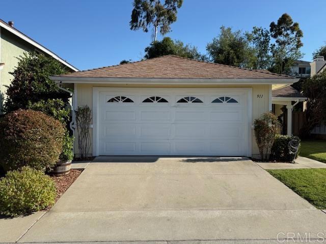 911 Concord Ct, Vista, CA 92081 - garage featuring concrete driveway