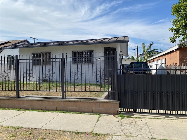 427 W 92nd St, Los Angeles, CA 90003 - view of front of home featuring a fenced front yard and stucco siding