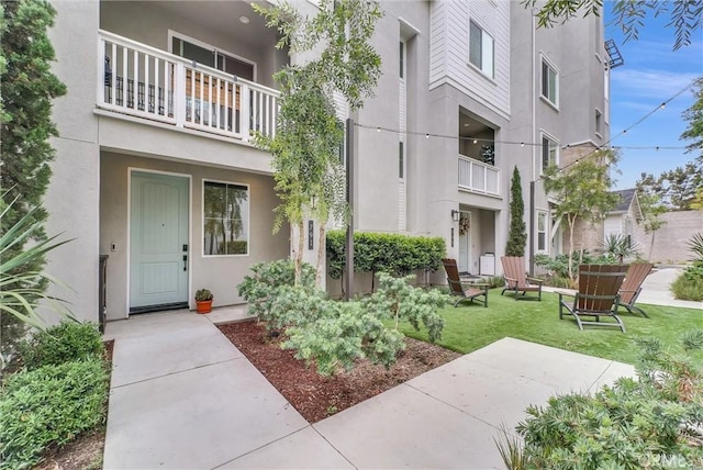 791 S Mosaic St, Anaheim, CA 92805 - entrance to property with stucco siding and a yard