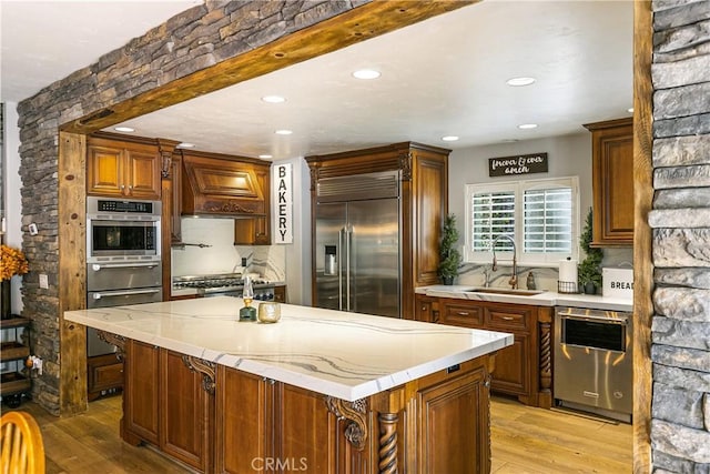 514 Riviera Dr, Lake Arrowhead, CA 92352 - kitchen with stainless steel appliances, backsplash, light wood finished floors, a center island, and recessed lighting