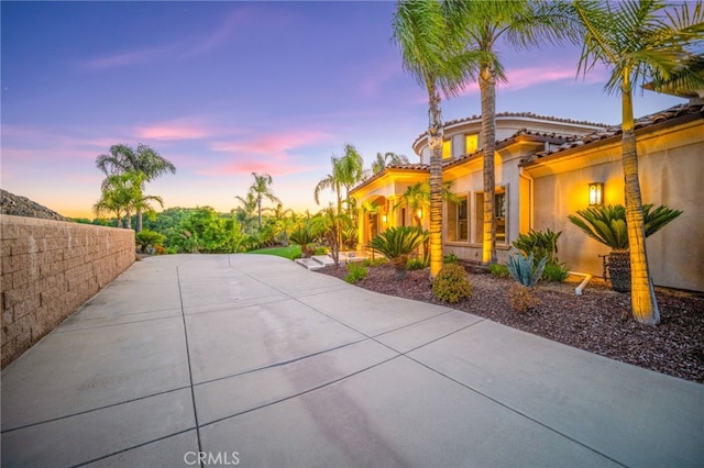43650 La Cruz Dr, Temecula, CA 92590 - patio terrace at dusk with driveway