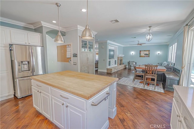 25531 Durant Pl, Stevenson Ranch, CA 91381 - kitchen with stainless steel fridge, open floor plan, crown molding, ceiling fan, and wood finished floors