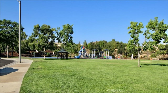 37575 Parkway Dr, Beaumont, CA 92223 - surrounding community featuring a lawn