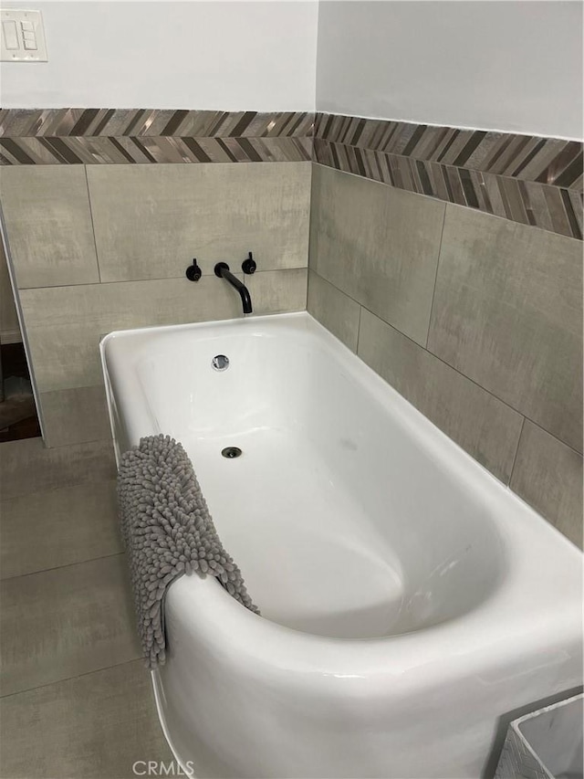 10430 San Jose Ave, South Gate, CA 90280 - full bathroom featuring a bath