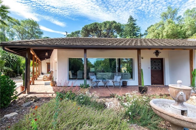 2 Chuckwagon Rd, Rolling Hills, CA 90274 - view of front of house with stucco siding and a patio