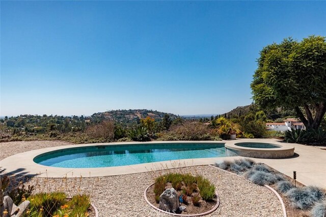 10551 Hillsboro Rd, North Tustin, CA 92705 - view of swimming pool with a pool with connected hot tub