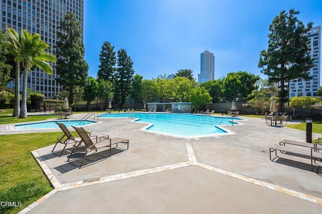 800 W 1st St Unit 1701, Los Angeles, CA 90012 - community pool with a patio area