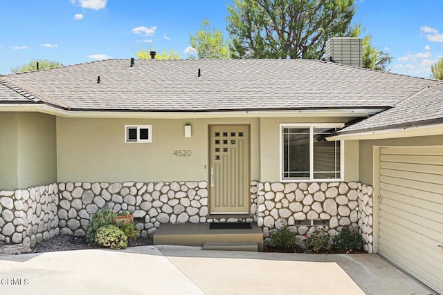 4520 Lone Pine Ln, La Canada Flintridge, CA 91011 - entrance to property with a shingled roof and stucco siding