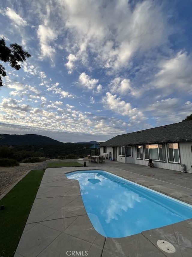 45337 Valley Oak Dr, Ahwahnee, CA 93601 - outdoor pool with a patio and a mountain view
