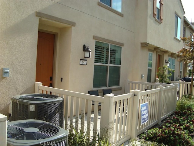 435 N Beechwood Ave, Rialto, CA 92376 - view of exterior entry featuring stucco siding
