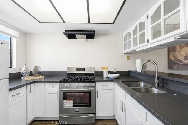 13725 Los Angeles St Unit H, Baldwin Park, CA 91706 - kitchen featuring gas range, ventilation hood, white cabinets, and dark countertops