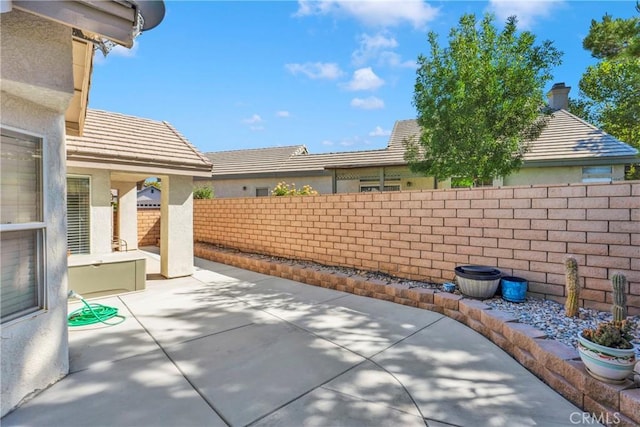 11246 Pleasant Hills Dr, Apple Valley, CA 92308 - fenced backyard with a patio area