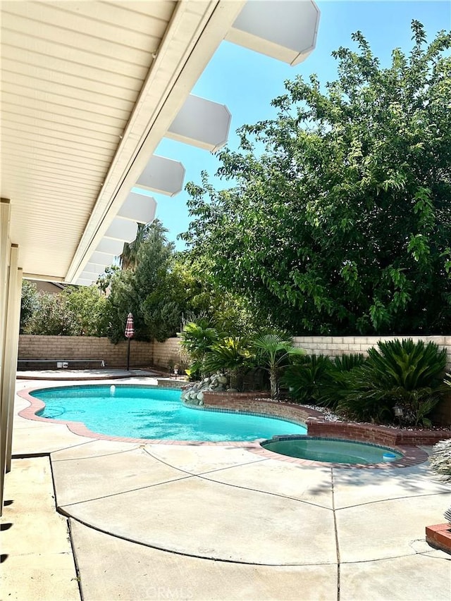 3415 Genoa Pl, Palmdale, CA 93551 - view of swimming pool with a patio area, a fenced backyard, and a pool with connected hot tub