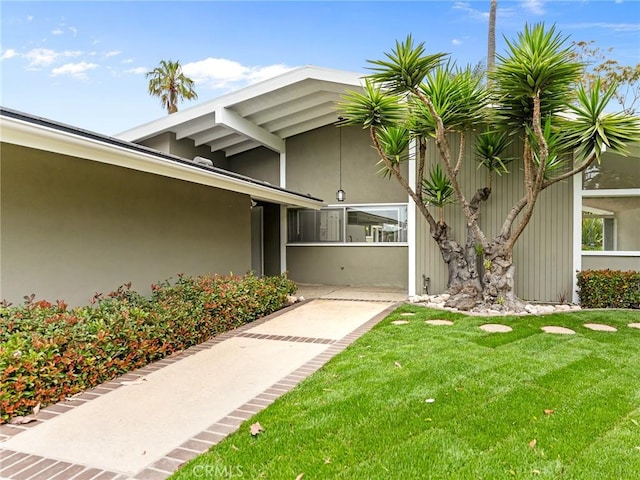 2640 Via Anacapa, Palos Verdes Estates, CA 90274 - doorway to property with a yard