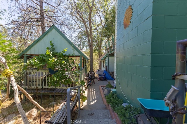 29239 Lake Brook Ave, Cedar Glen, CA 92321 - view of side of home with concrete block siding