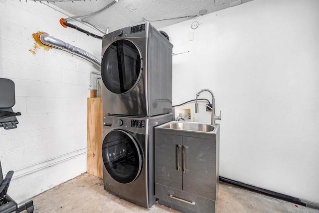 2282 Caminito Pescado Unit 44, San Diego, CA 92107 - laundry room featuring stacked washing machine and dryer and concrete block wall