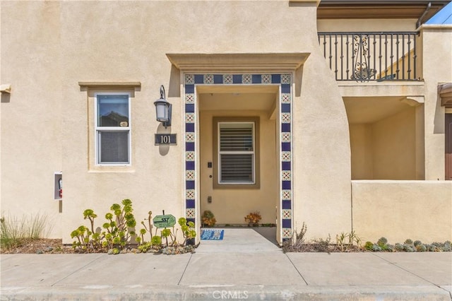 17557 Newland St Unit 101, Huntington Beach, CA 92647 - property entrance featuring stucco siding and a balcony