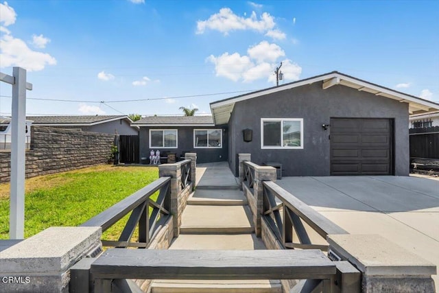 118 Everest St, Oxnard, CA 93030 - single story home featuring stucco siding, concrete driveway, and a garage