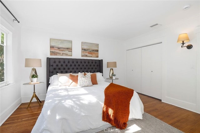 802 S Arroyo Blvd, Pasadena, CA 91105 - bedroom with wood finished floors, ornamental molding, and a closet