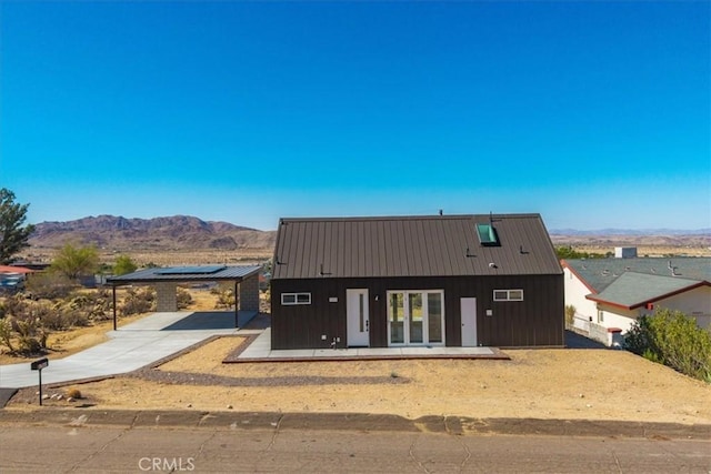 61850 Alta Mura Dr, Joshua Tree, CA 92252 - view of front of property featuring a mountain view, a metal roof, and concrete driveway