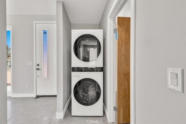 61850 Alta Mura Dr, Joshua Tree, CA 92252 - laundry area featuring stacked washer and clothes dryer and baseboards