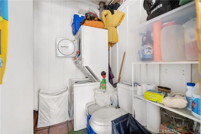 2511 W 5th St, Los Angeles, CA 90057 - laundry area with stacked washer / dryer