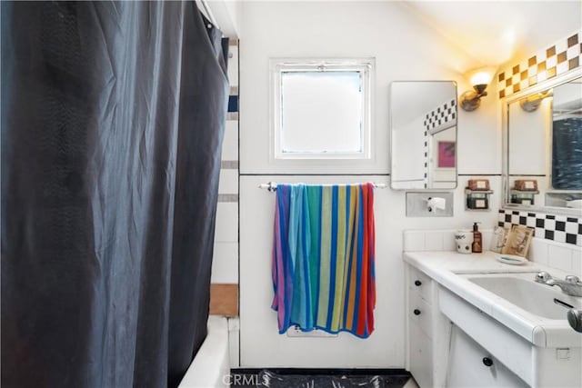 2511 W 5th St, Los Angeles, CA 90057 - bathroom with vanity, shower / bath combo, decorative backsplash, and lofted ceiling