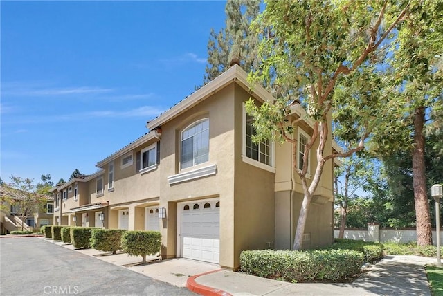 118 Gallery Way, Tustin, CA 92782 - view of property featuring a garage and a residential view