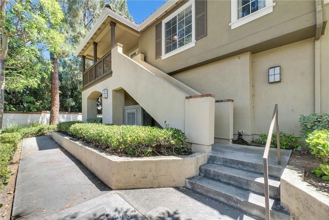 118 Gallery Way, Tustin, CA 92782 - property entrance featuring stucco siding and a balcony