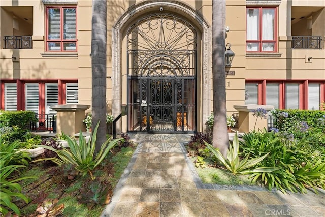 411 N Oakhurst Dr Unit 201, Beverly Hills, CA 90210 - entrance to property with stucco siding and a gate