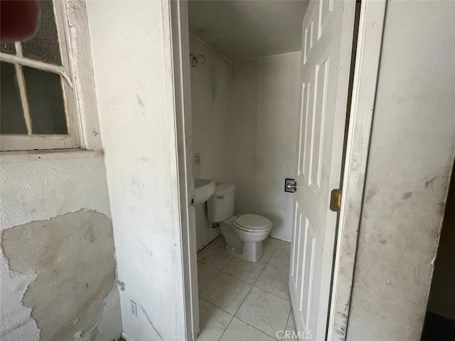 11250 Victory Blvd, North Hollywood, CA 91606 - bathroom with toilet