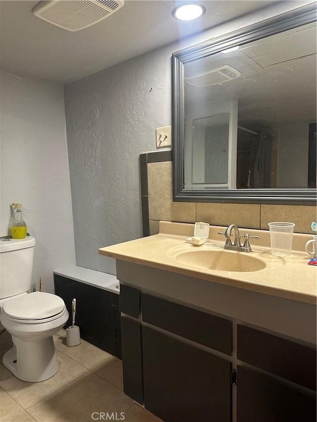 3938 Kreuer Rd, Phelan, CA 92371 - bathroom featuring a textured wall, vanity, and tile patterned floors