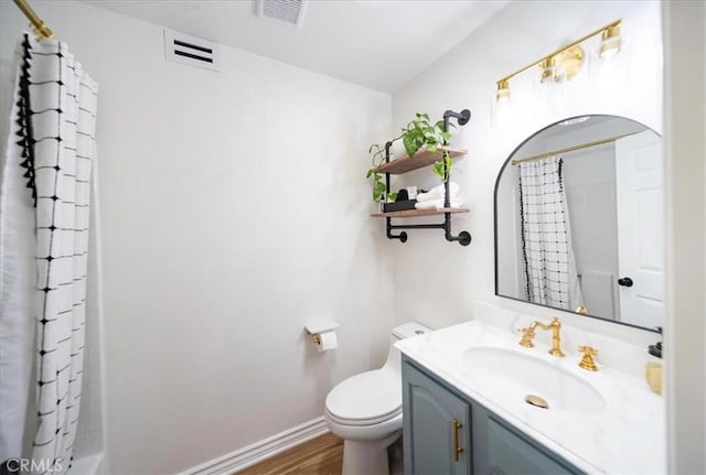 5260 W Palmer Dr, Banning, CA 92220 - bathroom with vanity, a shower with shower curtain, and wood finished floors