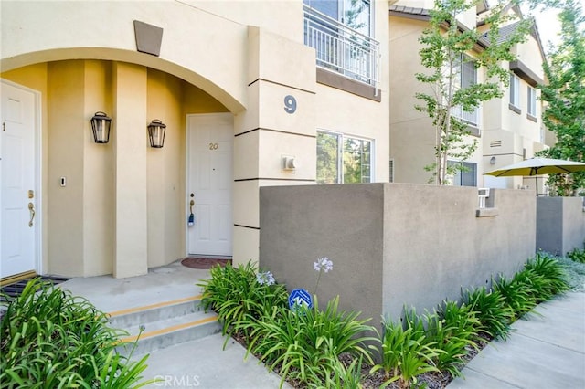 4600 Don Lorenzo Dr Unit 20, Los Angeles, CA 90008 - doorway to property with stucco siding