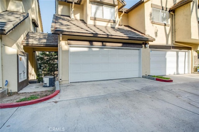 4600 Don Lorenzo Dr Unit 20, Los Angeles, CA 90008 - garage with driveway