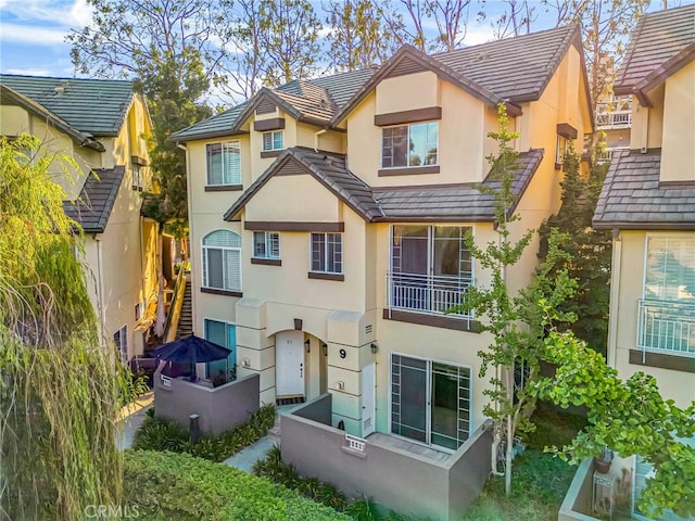 4600 Don Lorenzo Dr Unit 20, Los Angeles, CA 90008 - rear view of house with stucco siding and a tile roof