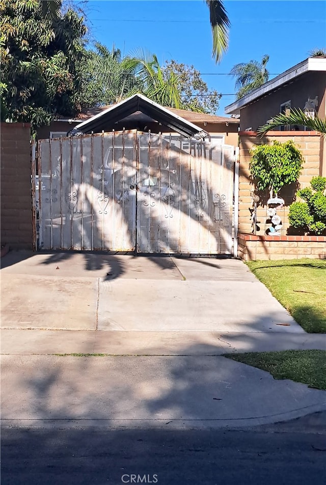 1605 S Birch St, Santa Ana, CA 92707 - exterior space with a gate