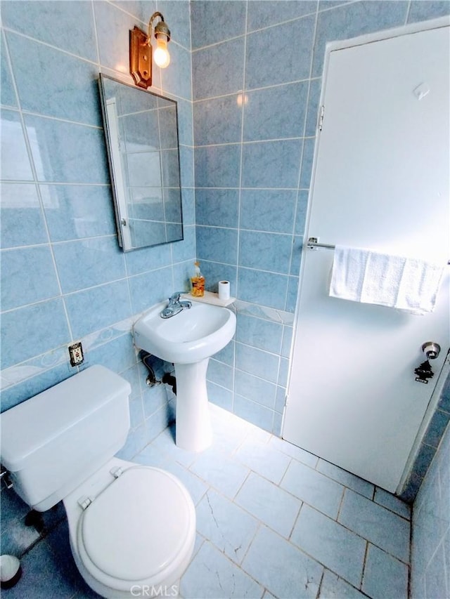 13410 Berg St, Sylmar, CA 91342 - half bath featuring tile walls and toilet