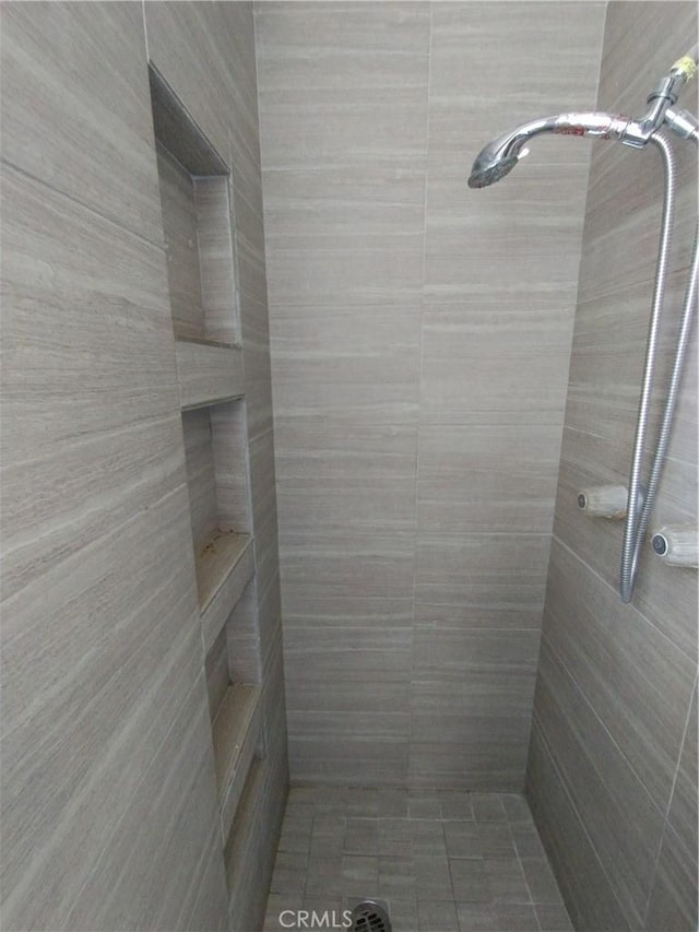 13410 Berg St, Sylmar, CA 91342 - full bath featuring a tile shower