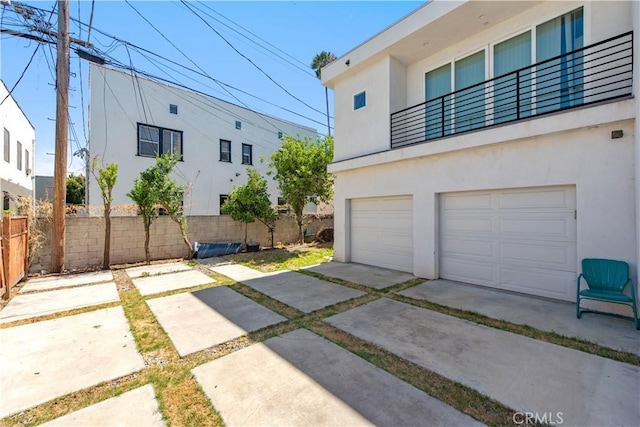 5336 Lemon Grove Ave, Los Angeles, CA 90038 - garage with driveway