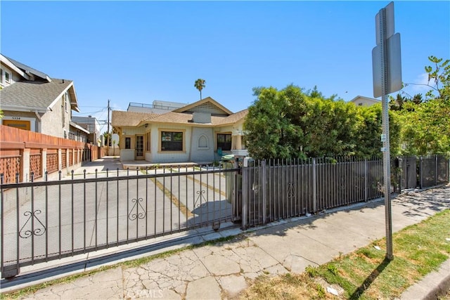 5336 Lemon Grove Ave, Los Angeles, CA 90038 - view of front of property with a fenced front yard