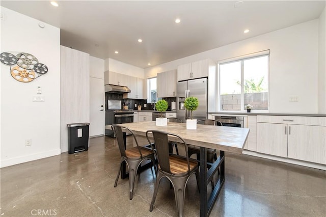 5336 Lemon Grove Ave, Los Angeles, CA 90038 - dining area featuring recessed lighting and finished concrete flooring