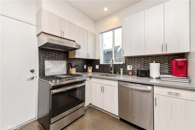 5336 Lemon Grove Ave, Los Angeles, CA 90038 - kitchen with stainless steel appliances, under cabinet range hood, decorative backsplash, light countertops, and recessed lighting