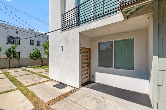 5336 Lemon Grove Ave, Los Angeles, CA 90038 - doorway to property featuring a patio area, a balcony, and stucco siding