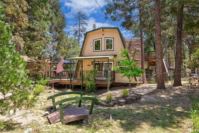 52926 Balsam Dr, Oakhurst, CA 93644 - back of property featuring a gambrel roof and a deck