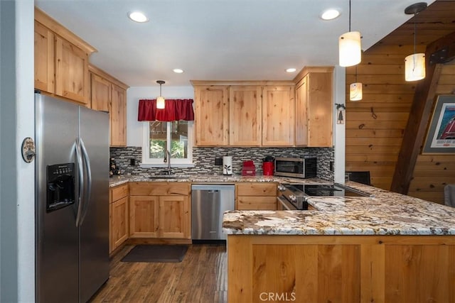 52926 Balsam Dr, Oakhurst, CA 93644 - kitchen with appliances with stainless steel finishes, a peninsula, dark wood-style floors, tasteful backsplash, and recessed lighting