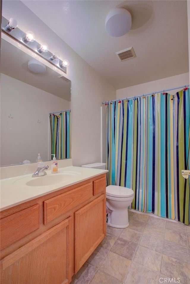 1166 Labrador Ct, Newman, CA 95360 - bathroom with vanity and a shower with shower curtain